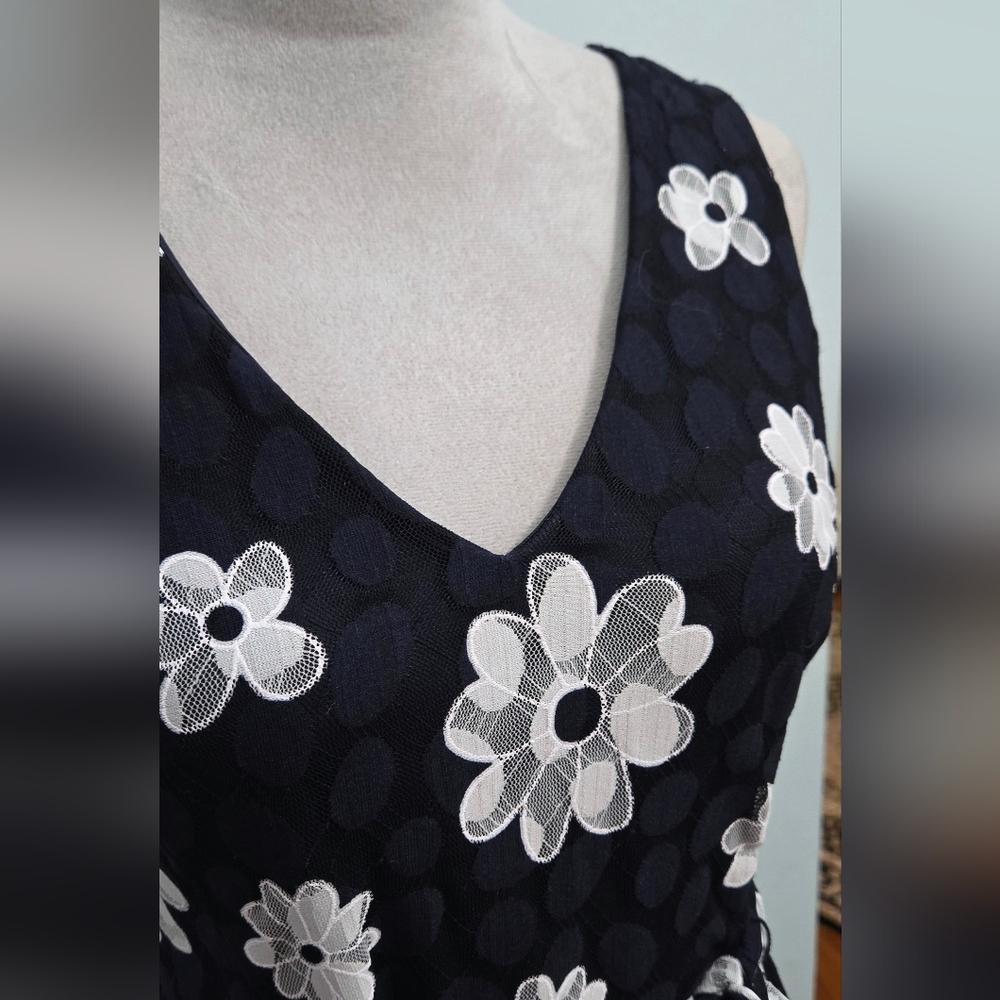 Tommy Hilfiger fit-flare dress V neck navy-black + white daisies overlay sz 8